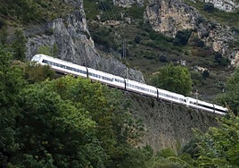 Un tren circula por el desfiladero de Pancorbo.