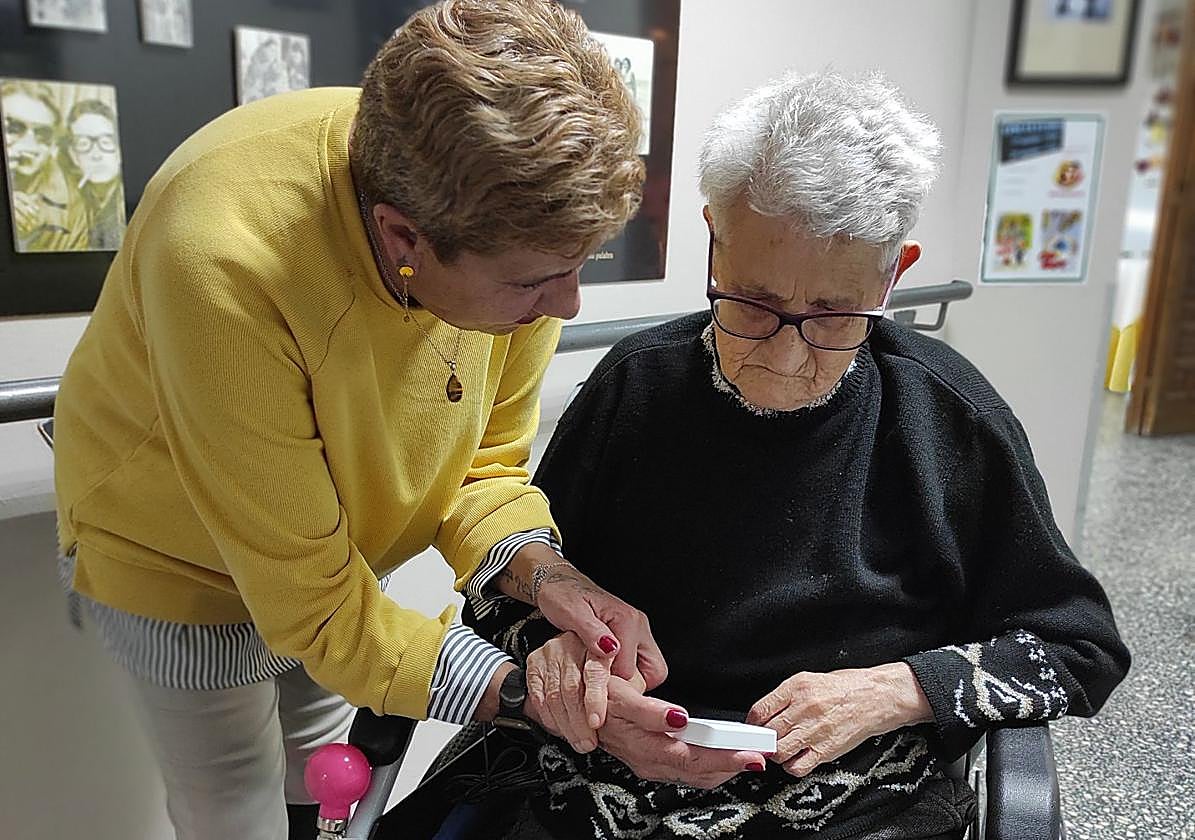 Concha y su hija, con el sensor, en la residencia Tercera Actividad de Aguilar.