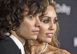 Miley Cyrus con su pareja Maxx Morando.