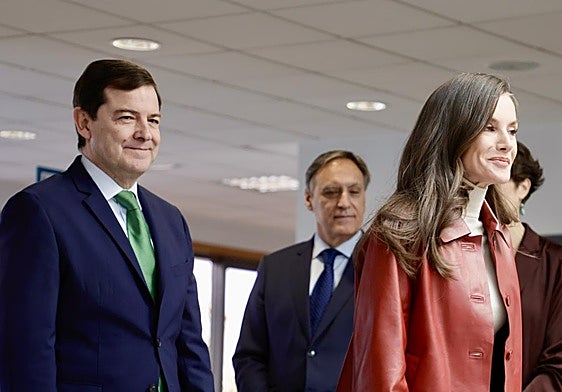 Fernández Mañueco, ayer junto a la reina Letizia.