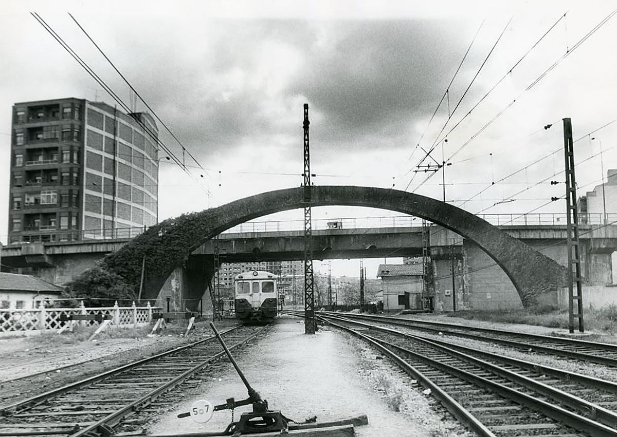 Imagen secundaria 1 - 1) Panorámica de Valladolid con Arco de Ladrillo, talleres RENFE y el barrio de Delicias en la década de los 80. 2) Vías del tren a su paso por el Arco de Ladrillo en los 70. 3) Vista del paseo del Arco de Ladrillo con camiones y ciclistas circulando en la década de los 60.