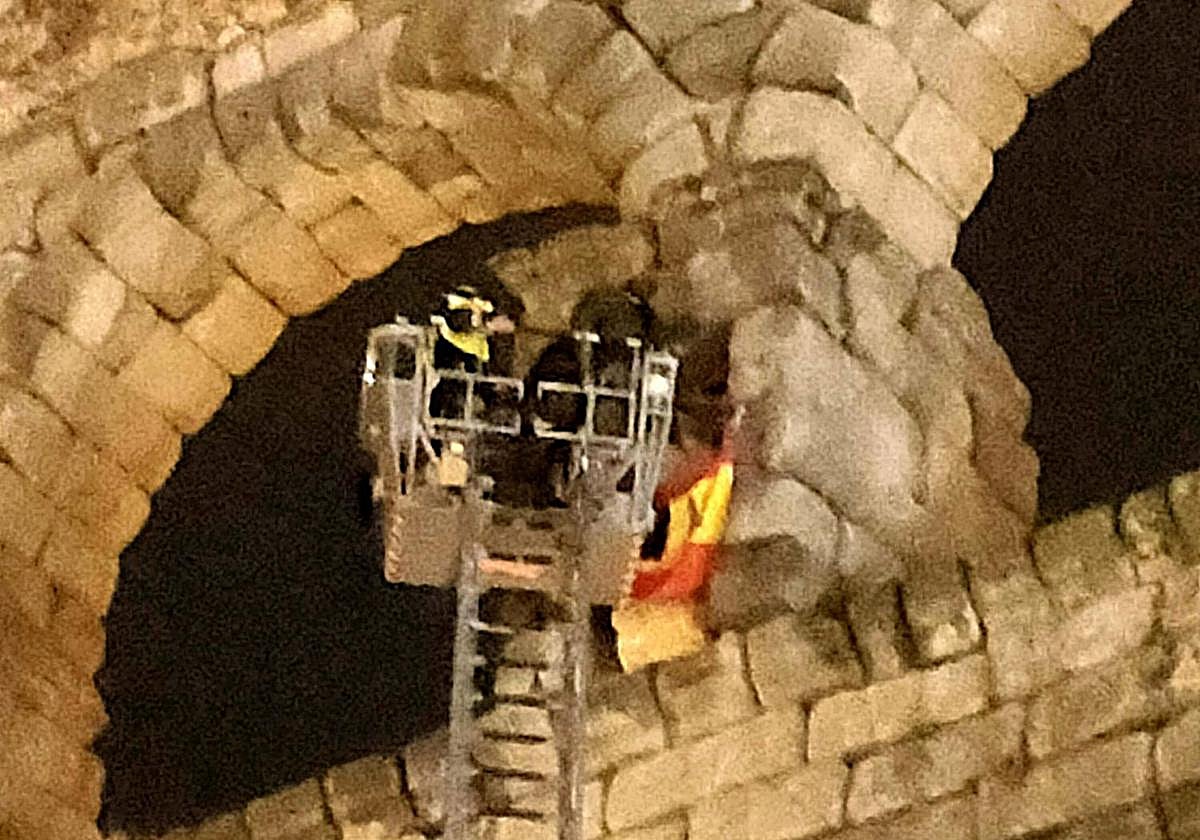 Los artilleros coronan el Acueducto por Santa Bárbara: así es la tradición de la bandera