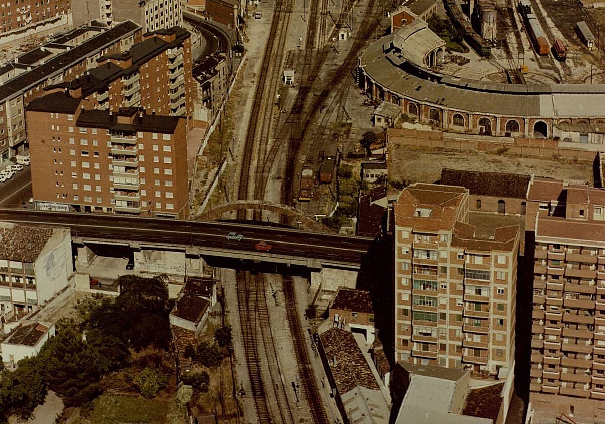 Imagen principal - 1) Panorámica de Valladolid con Arco de Ladrillo, talleres RENFE y el barrio de Delicias en la década de los 80. 2) Vías del tren a su paso por el Arco de Ladrillo en los 70. 3) Vista del paseo del Arco de Ladrillo con camiones y ciclistas circulando en la década de los 60.