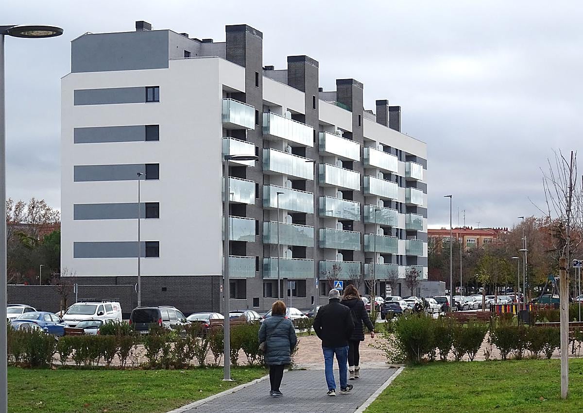 Imagen secundaria 1 - Arriba, construcción de la primera fase del residencial Suite Valladolid y anuncio de la venta del bloque de Inbisa. Debajo, a la izquierda, el primer edificio (Artillería 1) habitado del barrio. A la derecha, construcción del residencial Artillería 2.