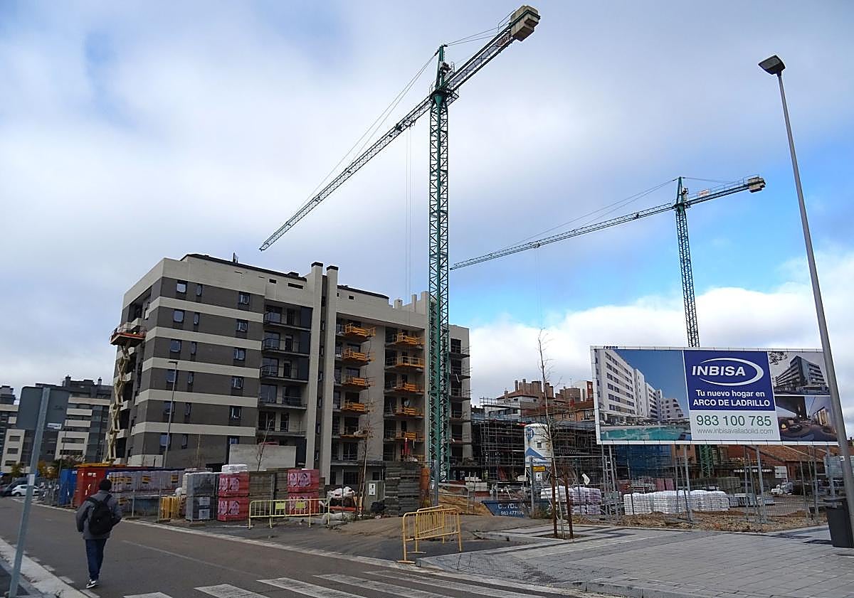 Imagen principal - Arriba, construcción de la primera fase del residencial Suite Valladolid y anuncio de la venta del bloque de Inbisa. Debajo, a la izquierda, el primer edificio (Artillería 1) habitado del barrio. A la derecha, construcción del residencial Artillería 2.