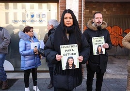 Inés, la hermana de Esther López, porta un cartel en el que pide justicia para la joven, este miércoles.