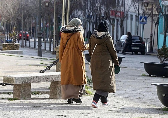 Dos mujeres caminan por una de las calles principales de El Espinar.
