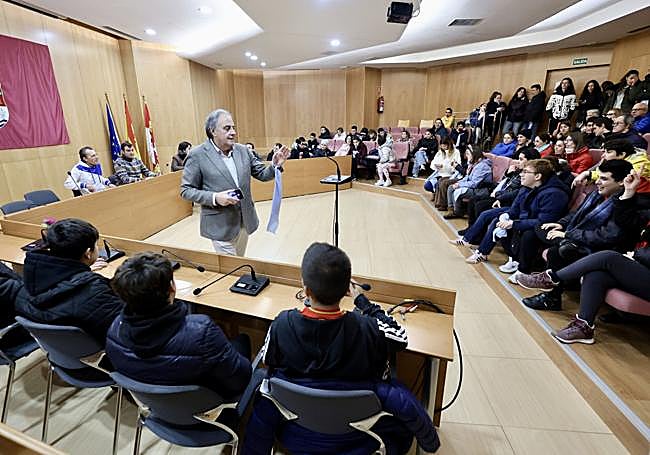 El alcalde y de Laguna de Duero, Avelino Álvarez invitó a los niños, jóvenes y sus educadores al salón de plenos del consistorio,
