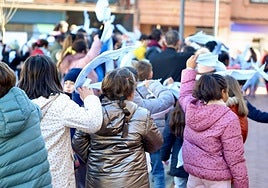 Más de 200 niños y jóvenes del centro educativo San Juan de Dios, el CEIP Los Valles y el IES María Moliner participaron en una flashmob inclusiva