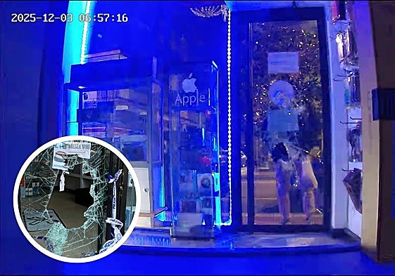 Imágenes de la cámara de seguridad que ha captado el intento de atraco en una tienda de telefonía. A la izquierda, estado en el que ha quedado la cristalera.
