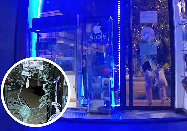 Imágenes de la cámara de seguridad que ha captado el intento de atraco en una tienda de telefonía. A la izquierda, estado en el que ha quedado la cristalera.