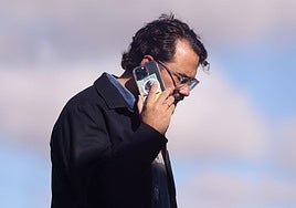 Víctor Orta atiende una llamada, durante un entrenamiento del primer equipo en los campos Anexos.