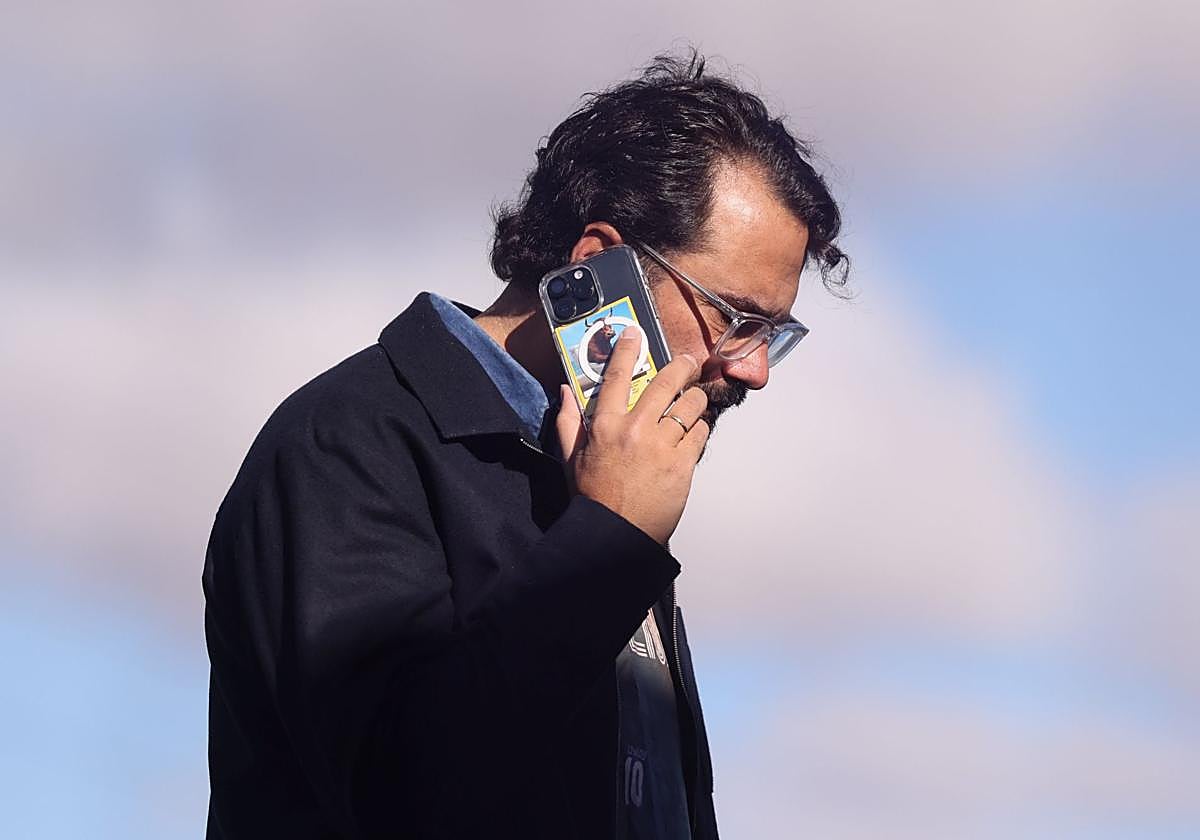 Víctor Orta atiende una llamada, durante un entrenamiento del primer equipo en los campos Anexos.