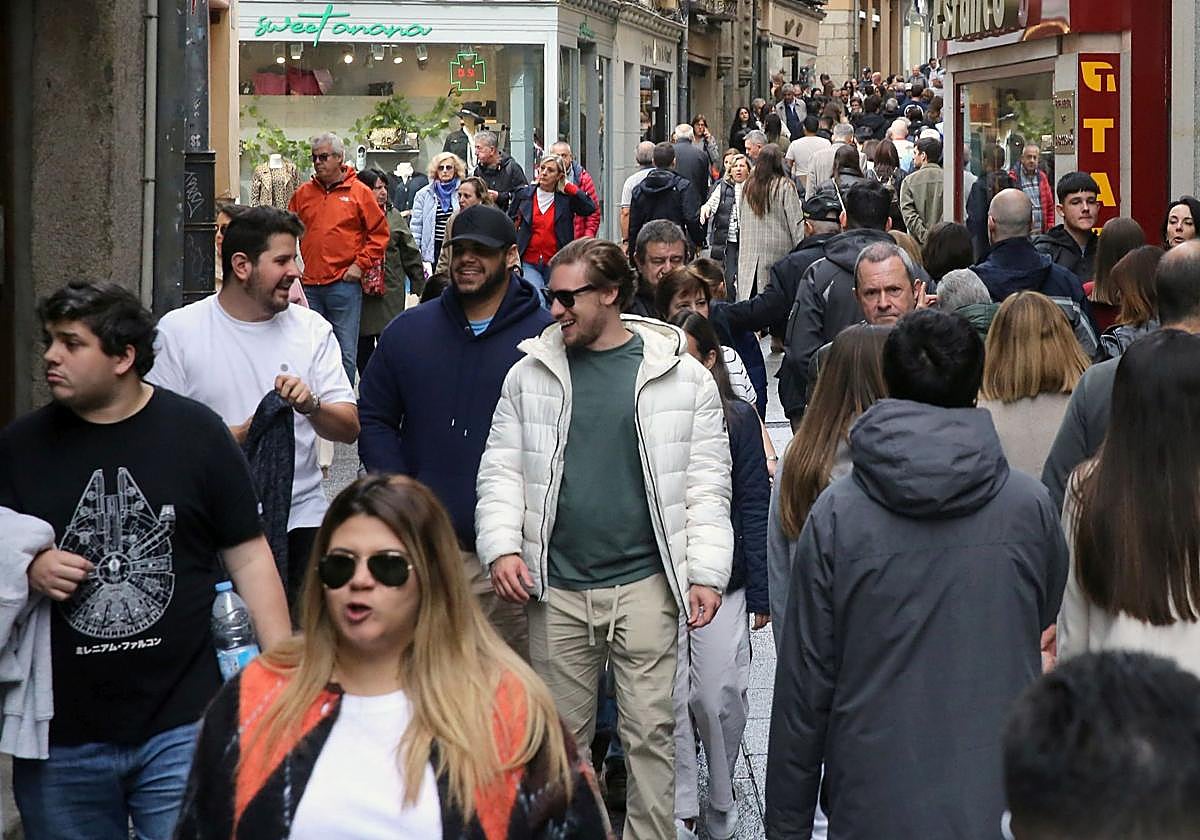 Multitud de personas pasean por la capital segoviana.