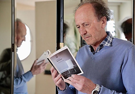 Fernando Colina con uno de sus últimos libros, 'La belleza de los locos'.