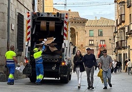 Servicio de recogida de basuras en el centro de Segovia.