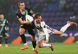 Latasa, sujetado por un defensor malacitano el pasado sábado.