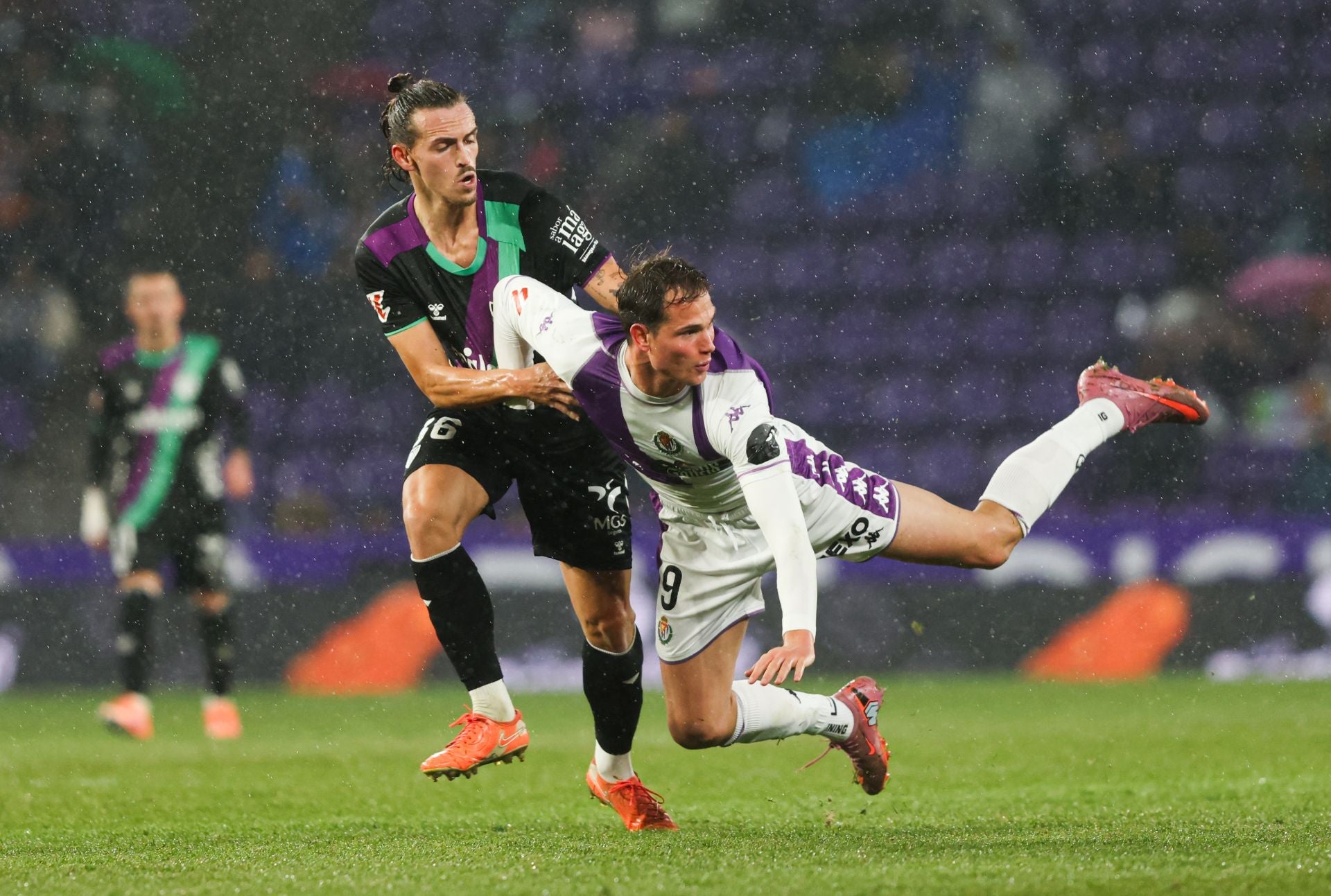Latasa, sujetado por un defensor malacitano el pasado sábado.