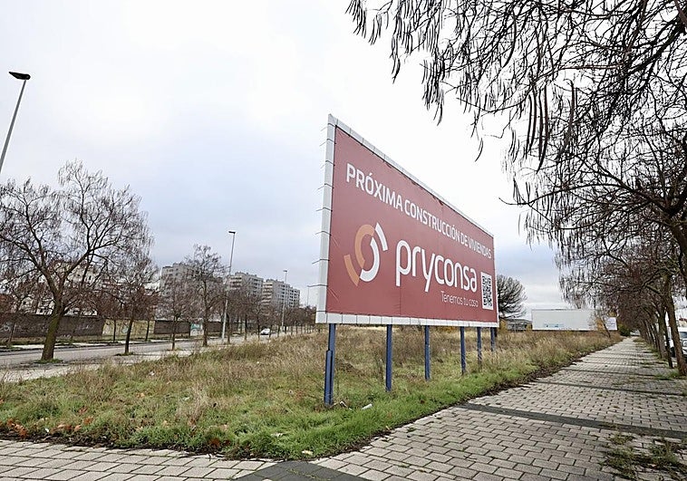 Cartel de la promotora Pryconsa anunciando la próxima construcción de viviendas.