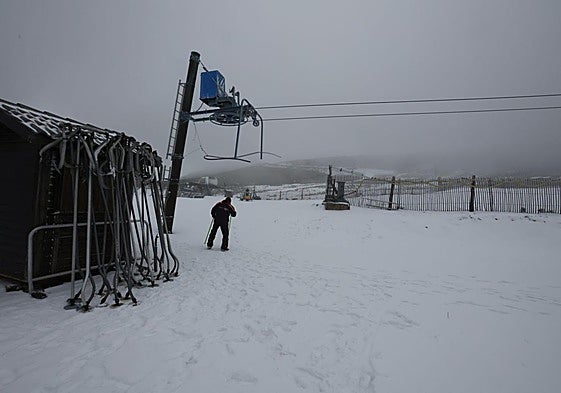 Personal de la estación prepara uno de los remontes de la zona de debutantes.