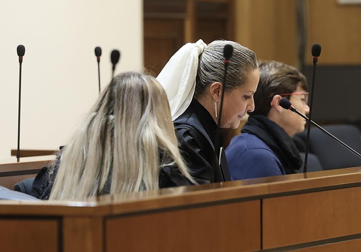 Las dos acusadas, entre su abogada, este jueves en la Audiencia de Valladolid.