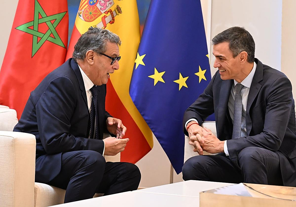 El presidente del Gobierno, Pedro Sánchez, y el primer ministro de Marruecos, Aziz Akhannouch, durante la reunión en el Palacio de la Moncloa.