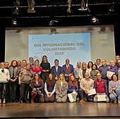 Foto de familia tras el acto para reconocer la labor de los voluntarios de Cruz Roja en Valladolid.
