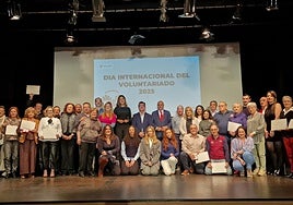 Foto de familia tras el acto para reconocer la labor de los voluntarios de Cruz Roja en Valladolid.