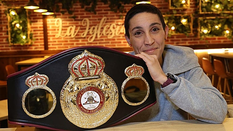 La boxeadora vallisoletana Isabel Rivero posa con su cinturón de campeona del mundo en peso átomo en el bar La Iglesia.