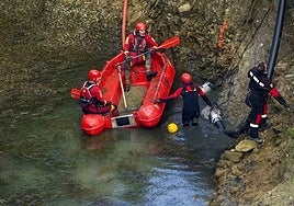 Los efectivos, durante la búsqueda de los cuerpos de la mujer y de su bebé desaparecidos en 1987 en León.