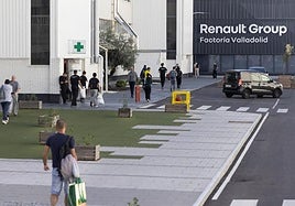 Trabajadores de Renault se dirigen a sus puestos, en una imagen del pasado octubre.