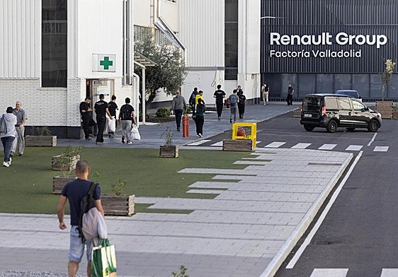 Trabajadores de Renault se dirigen a sus puestos, en una imagen del pasado octubre.