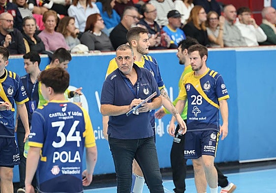 Pisonero, en un tiempo muerto en el derbi ante Villa de Aranda.