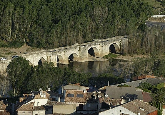 Imagen de archivo del puente medieval de SImancas.