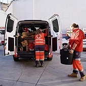 Voluntarios de Cruz Roja se preparan para una actuación, en una imagen de archivo.