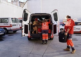 Voluntarios de Cruz Roja se preparan para una actuación, en una imagen de archivo.