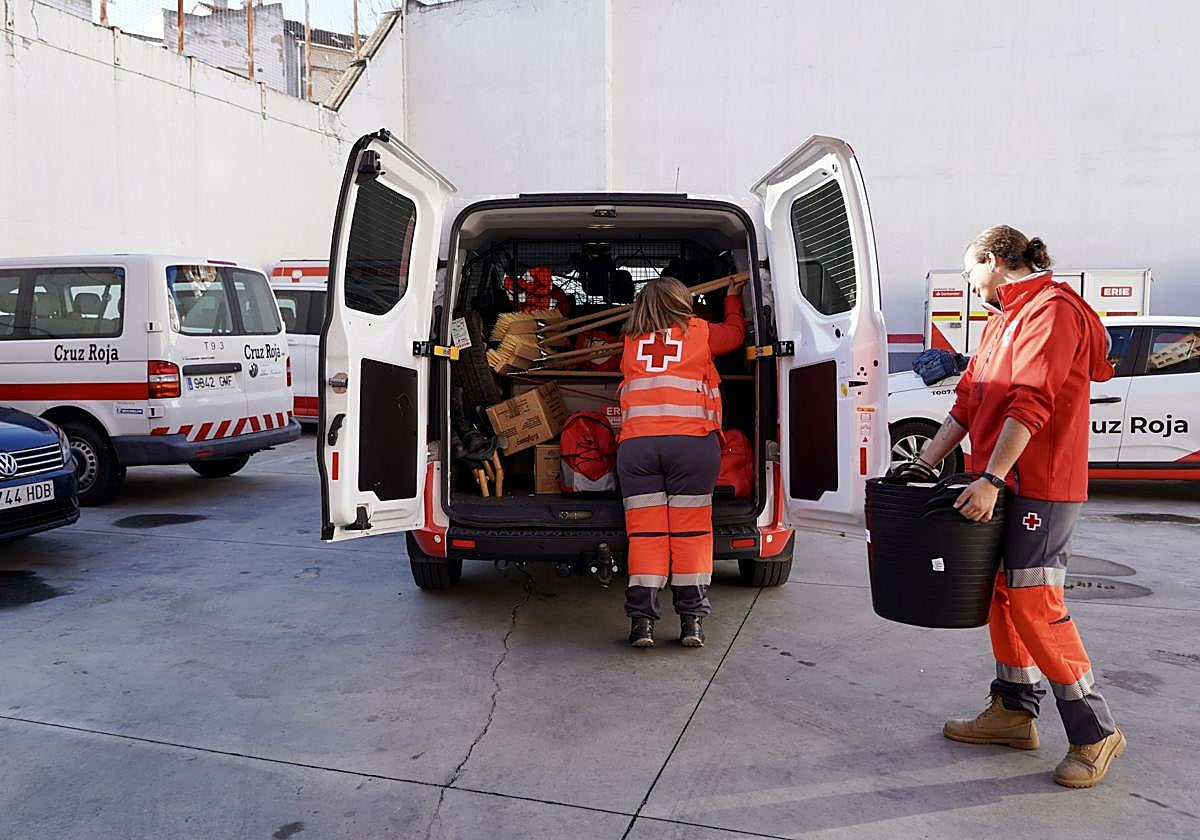 Voluntarios de Cruz Roja se preparan para una actuación, en una imagen de archivo.