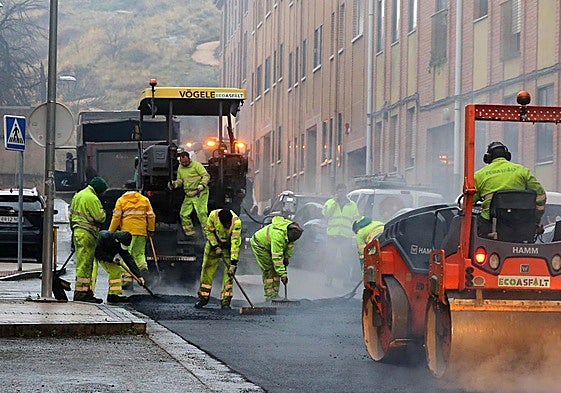 Trabajos del plan de asfaltado, este jueves, en el barrio de San Lorenzo.