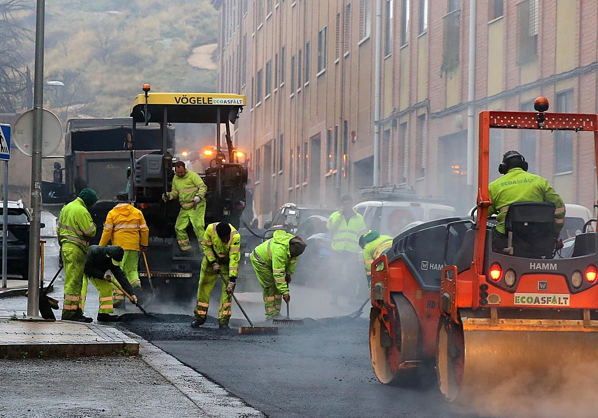 Trabajos del plan de asfaltado, este jueves, en el barrio de San Lorenzo.