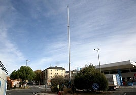 Colocación del mástil de la bandera de España en la rotonda.