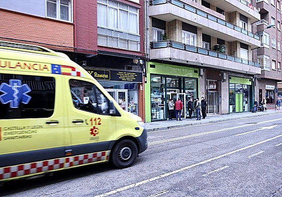 Familiares de la fallecida en el comercio donde ha tenido lugar el fallecimiento.