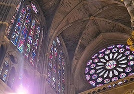 Rosetón y vidrieras de la Catedral de León vistas desde su interior.