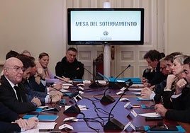 Jesús Julio Carnero, a la izquierda, durante la reunión.