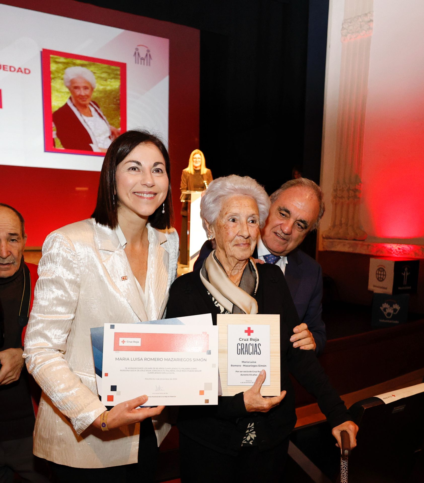 María Luisa Romero-Mazariegos recibe el reconocimiento a la voluntaria más antigua de manos de la presidenta de Cruz Roja y el delegado de la Junta en Palencia.