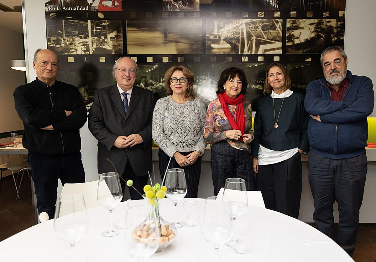 Los miembros del jurado: Gustavo Martín Garzo, escritor; Enrique Cabero, presidente del CES; Ana Murcia, profesora de la Universidad de Valladolid; Angélica Tanarro, escritora; Marta Mateo, jefa de Eventos y Desarrollo de Proyectos de El Norte, que actuó como secretaria, y Carlos Aganzo, director de la Fundación Vocento.