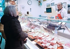 Clientas adquiriendo lechazo en el puesto de Juan Carlos Tordera en el Mercado del Val este miércoles.