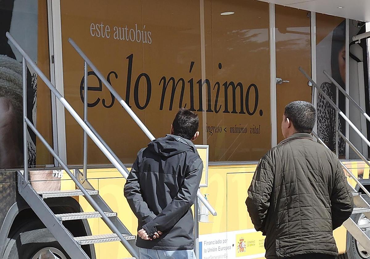 Autobús informativo del Ingreso Mínimo Vital en Palencia, en una imagen de archivo.