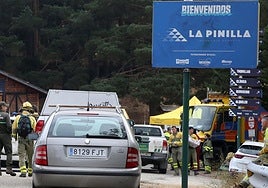 Servicios de emergencia, en los accesos a La Pinilla durante el incendio de hace unas semanas.