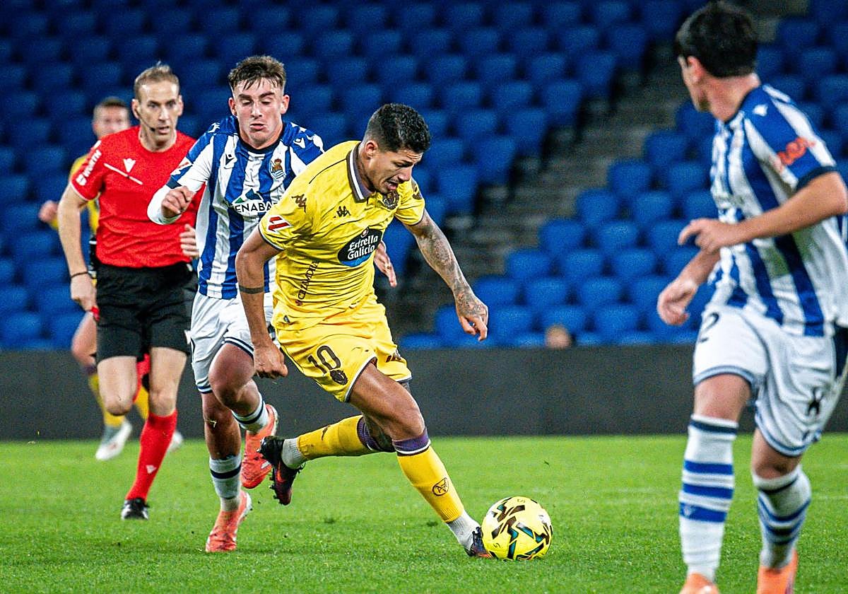 Marcos André controla el balón durante el partido Real Sociedad B-Real Valladolid