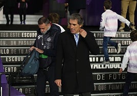 Guillermo Almada se ajusta la camisa en el choque del pasado sábado.